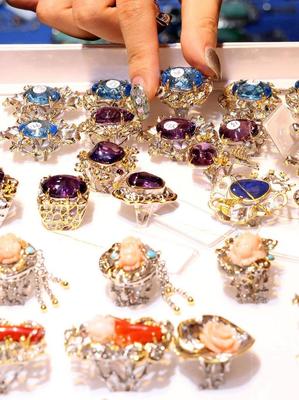 跨界融合，璀璨亮相——2021上海國際珠寶首飾展覽會揭幕，家用電器展區(qū)成亮點(diǎn)